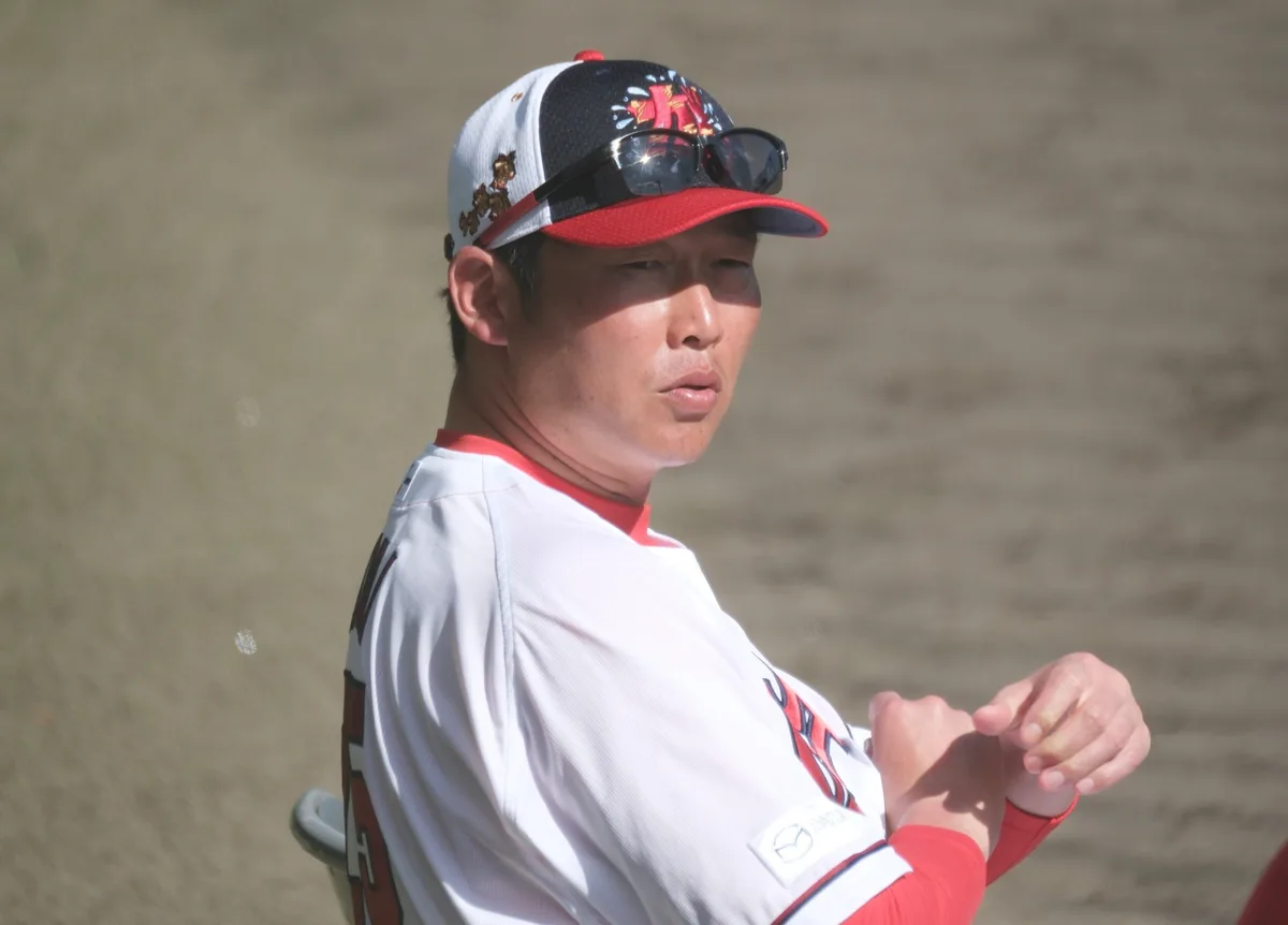 広島・小園がミス連発で今季2度目の懲罰交代！新井監督の本音とSNSで噴出した“ゾンビタバコ”騒動