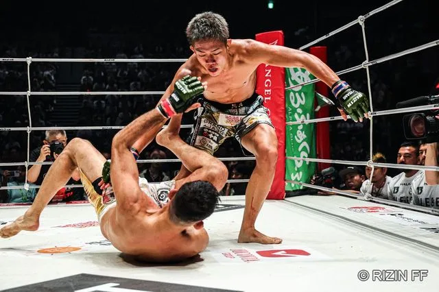 秋元強真、20歳が元王者クレベルを打撃で圧倒！RIZIN.54で挑戦権獲得